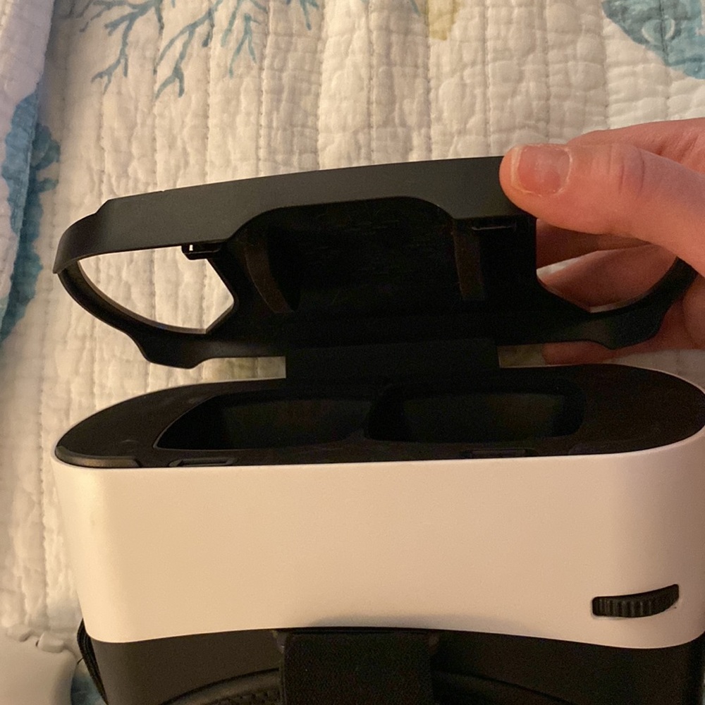 Virtual Reality Headset - Picture 3 of 8